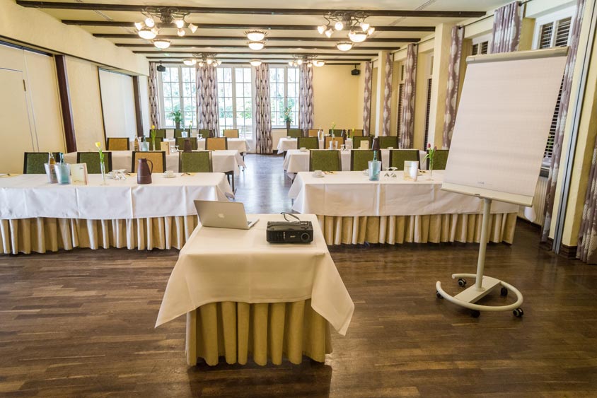 Tagungsgeräte wie eine Leinwand, Flipchart oder ein Rednerpult werden kostenlos zur Verfügung gestellt.