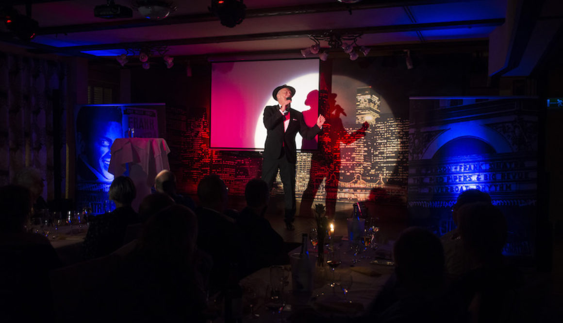 Seit 15 Jahren tritt der bekannte Oldenburger Sänger und Entertainer mit der Sinatra-Story im Bümmersteder Krug auf. Das wurde mit einer Gala gefeiert.