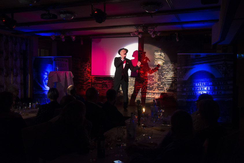 Seit 15 Jahren tritt der bekannte Oldenburger Sänger und Entertainer mit der Sinatra-Story im Bümmersteder Krug auf. Das wurde mit einer Gala gefeiert.