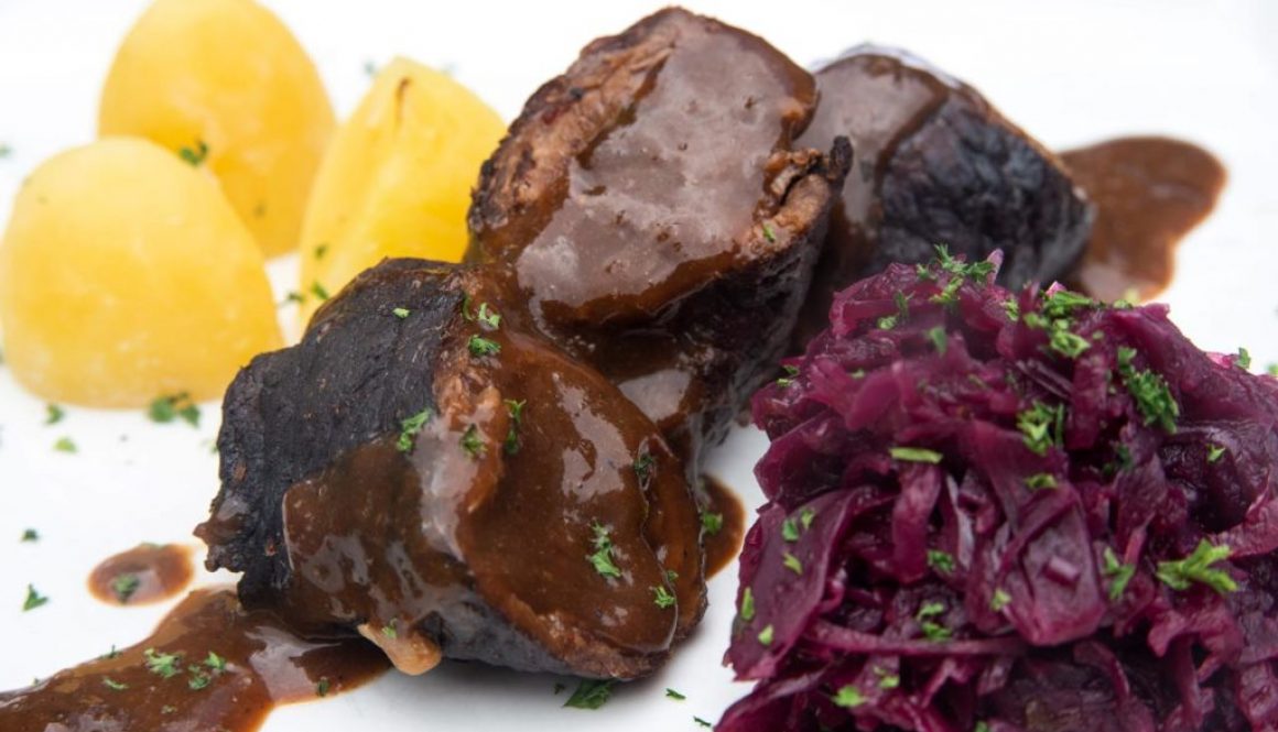 Rouladen mit Salzkartoffeln und Rotkohl