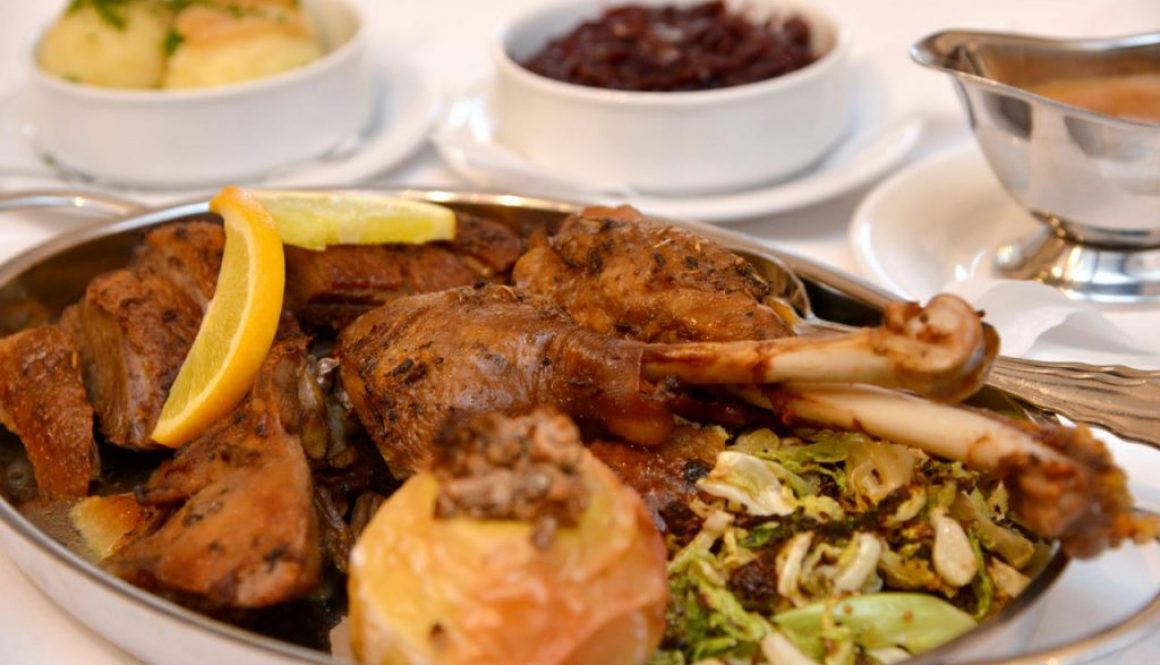 Gänsebraten mit Rosmarin-Orangensoße und als Beilage Rotkohl und Kartoffelklöße.