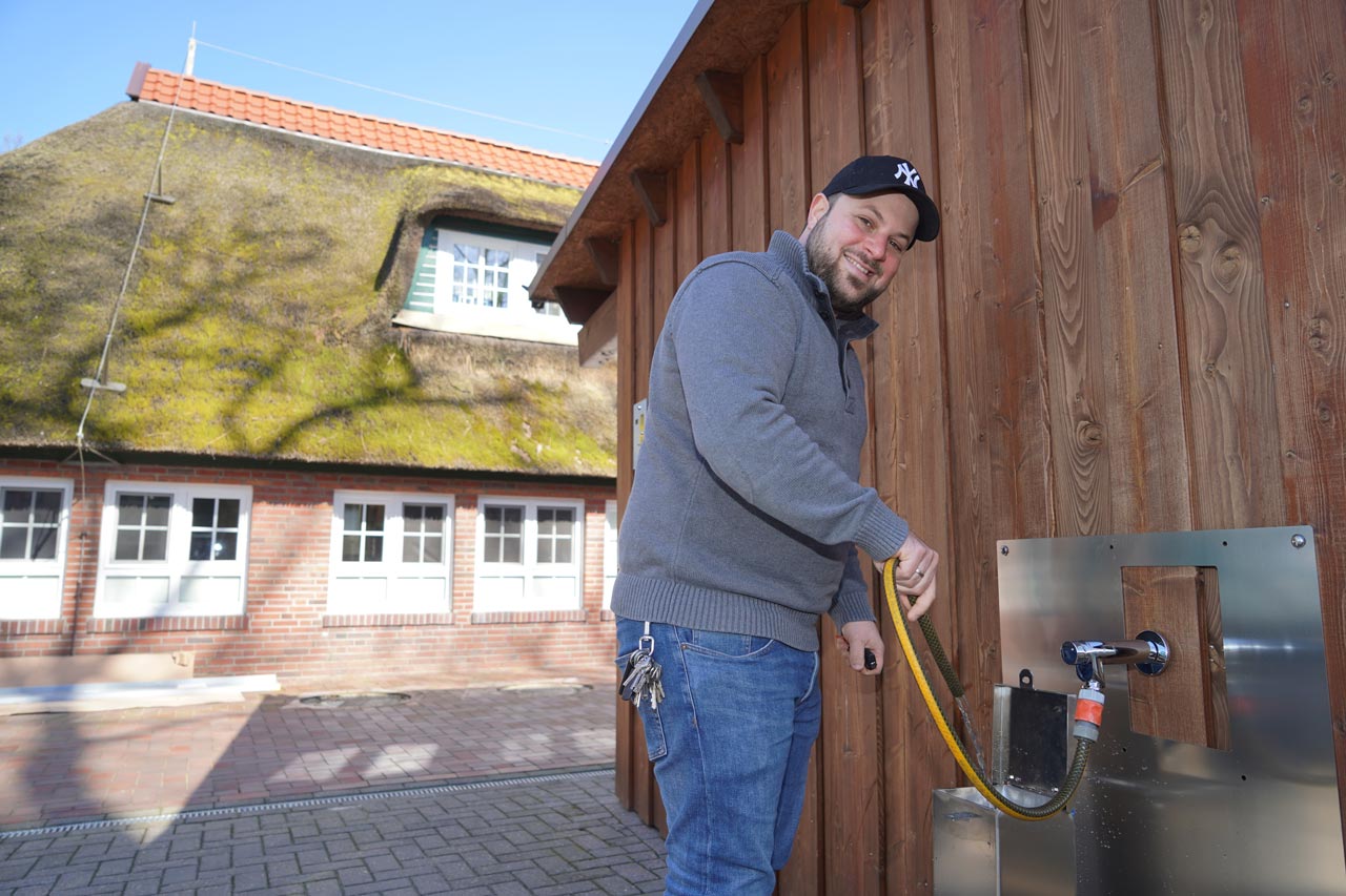 Nico Winkelmann an der Wohnmobil-Toilette.