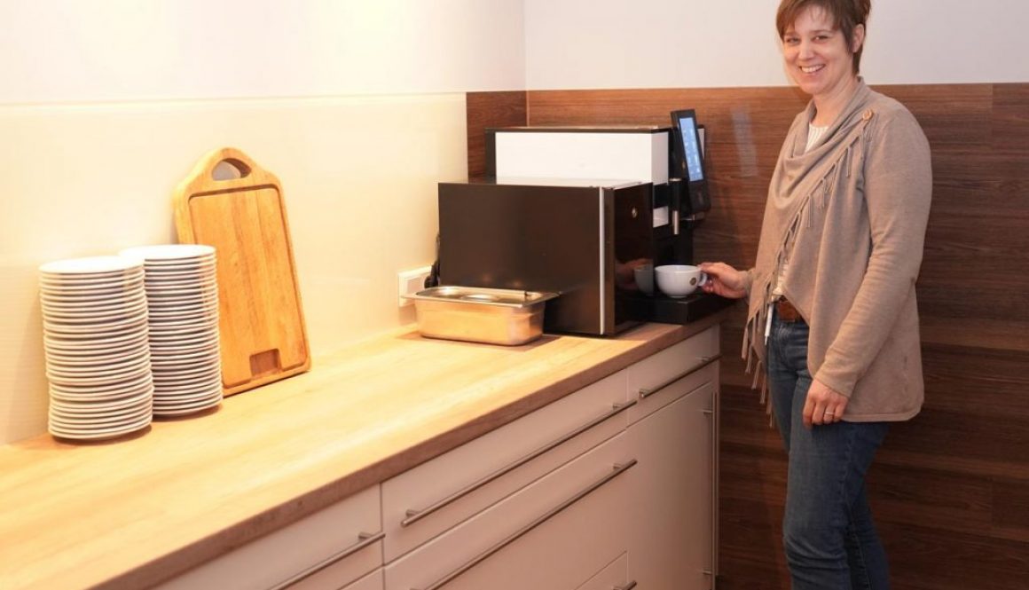 Claudia Winkelmann an der neuen Service-Station.