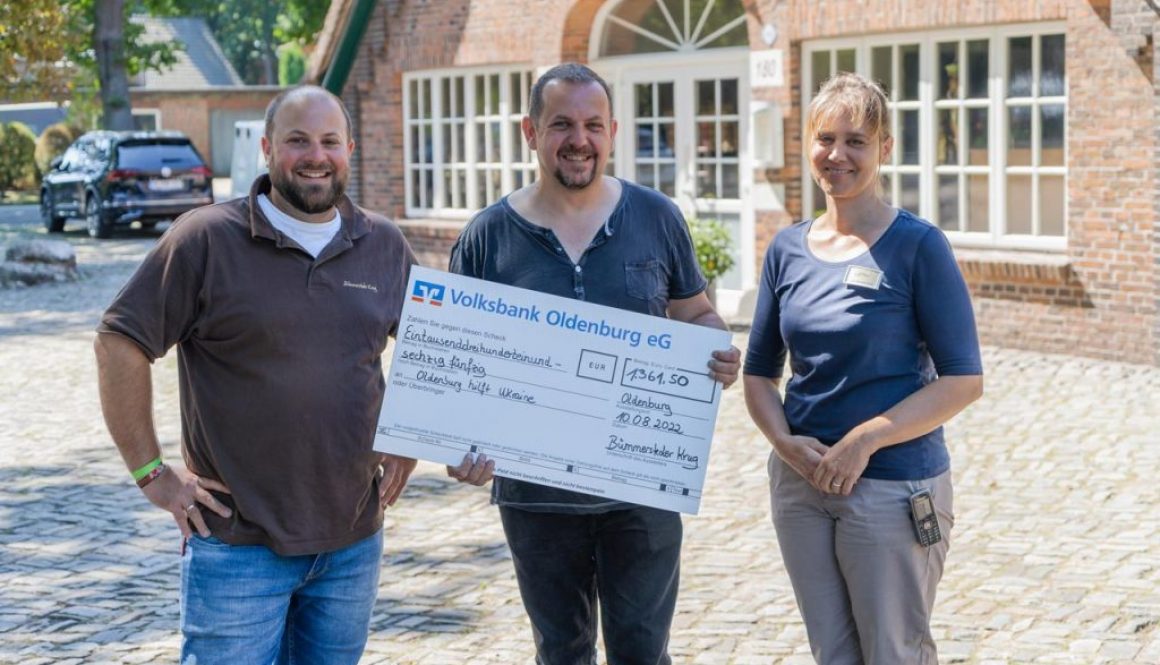 Nico und Claudia Winkelmann übergeben die Spende an Maik Günther vom Verein Oldenburg Hilfe