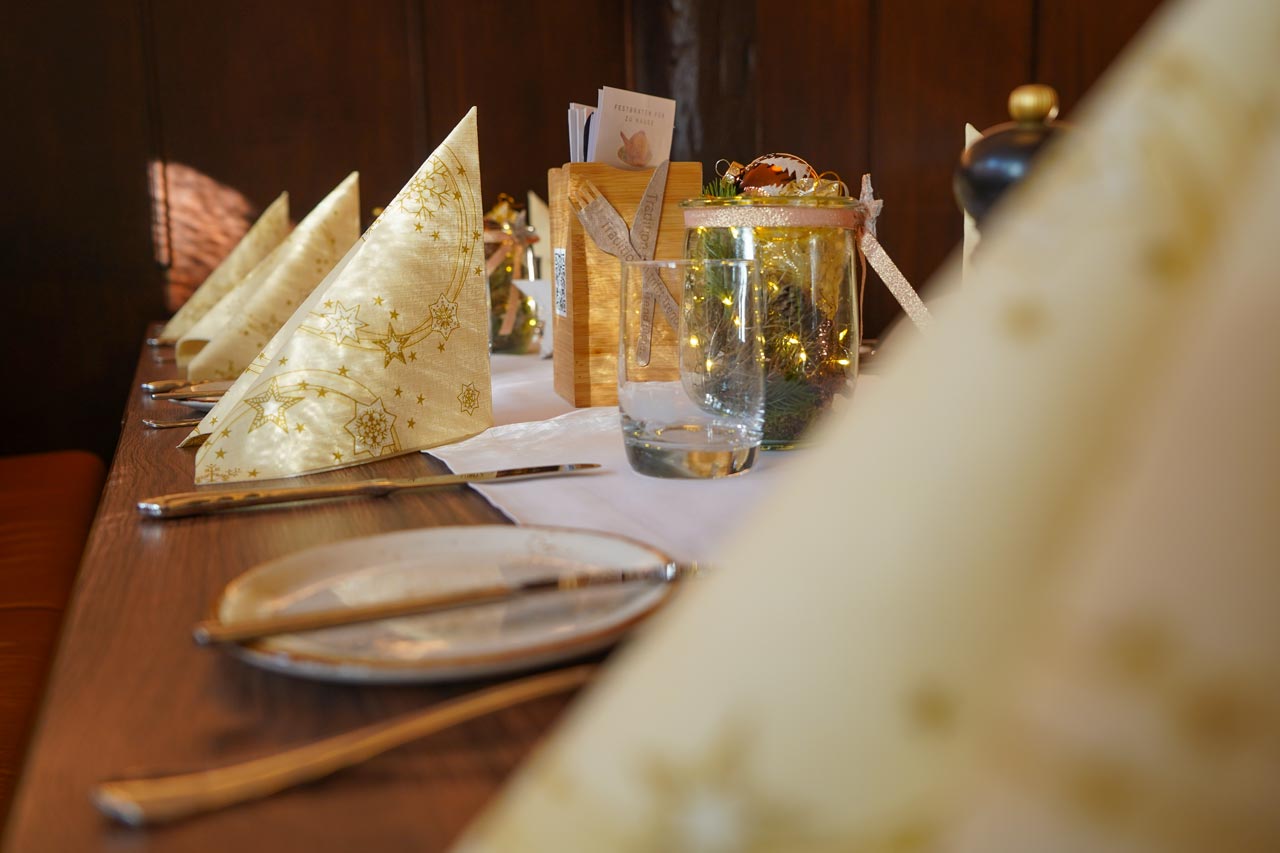Weihnachtliche Tisch-Deko im Restaurant des Bümmersteder Kruges